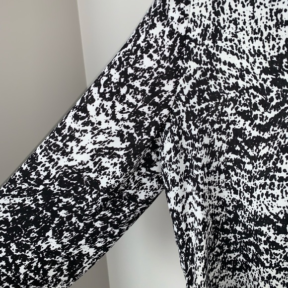 Kenneth Cole Printed Black/White blouse - L - Picture 4 of 7